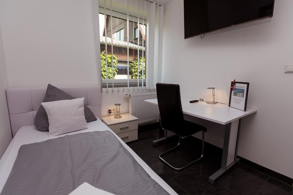 Hotel Am Rosenplatz,24 Stunden Check In, Kostenfreie Parkplaetze 布里克托夫 外观 照片