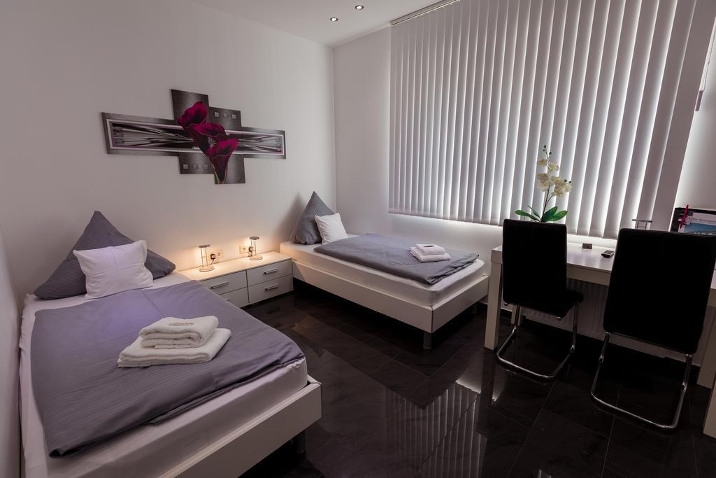 Hotel Am Rosenplatz,24 Stunden Check In, Kostenfreie Parkplaetze 布里克托夫 外观 照片